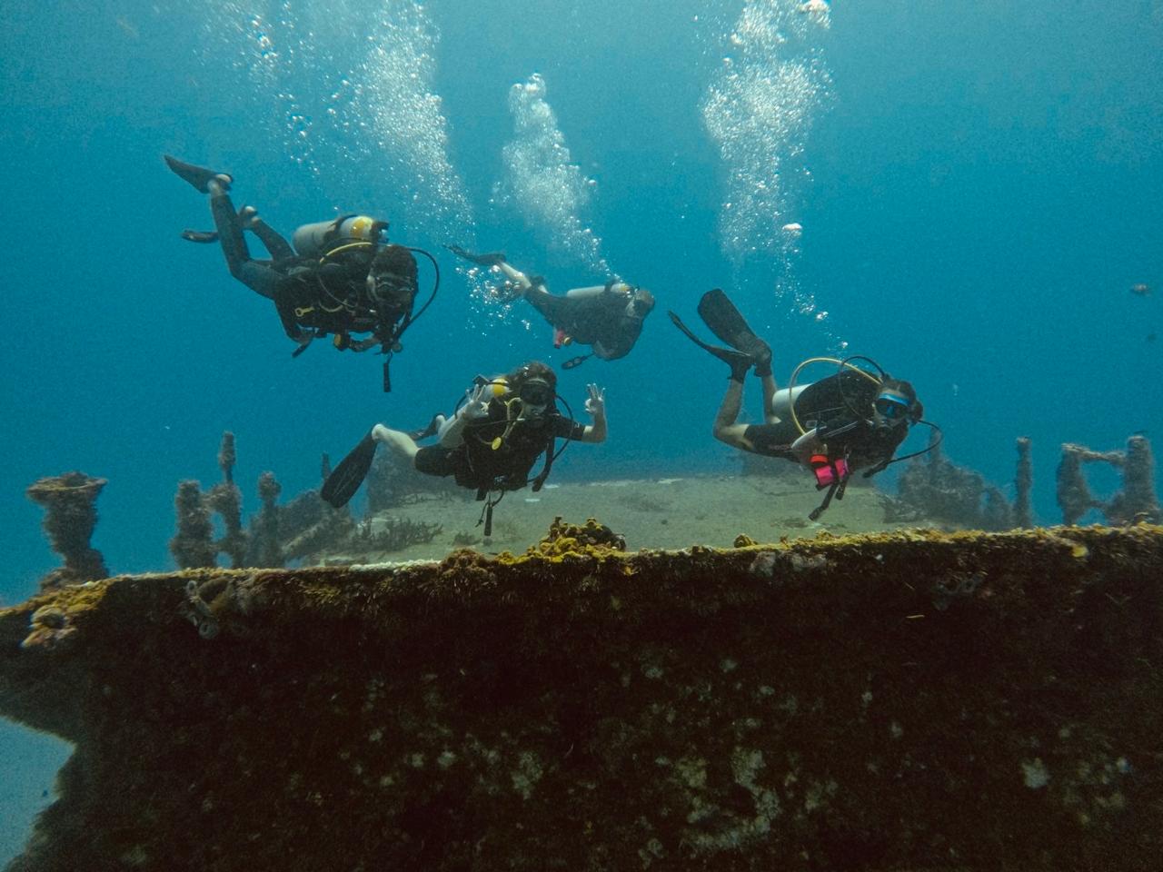 Grupo de buzos sobre barco hundido en Puerto Morelos